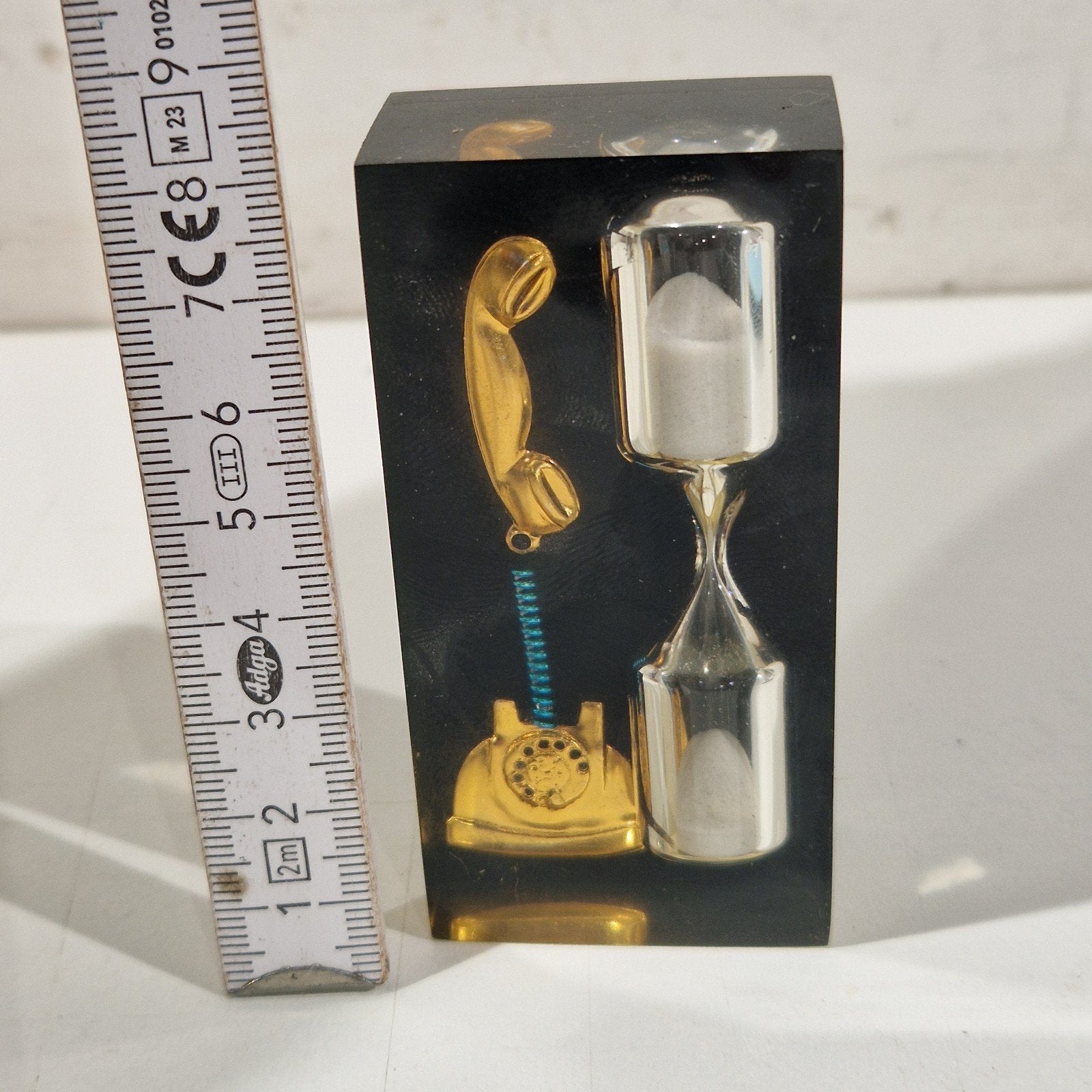 Vintage  , goud kleurige telefoon en zandloper in epoxy, Verzamelen, Ophalen of Verzenden, Huis en Inrichting
