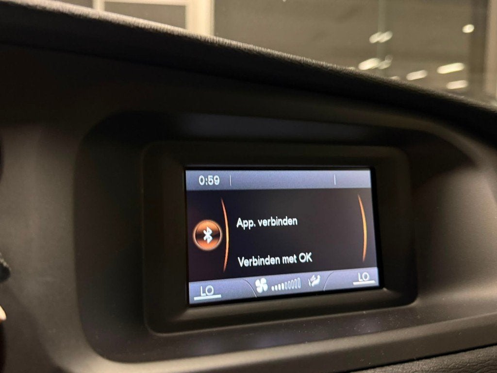 Volvo V40 D2 2.0D 88 kW Euro 6b, Auto's, Euro 6, https://public.car-pass.be/vhr/31a337af-5eef-402f-91b7-e5e85e1cc841, Multifunctioneel stuurwiel