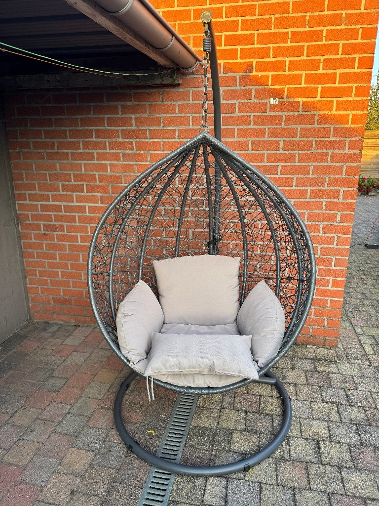 4 hangstoelen met standaard en kussens – goede staat, Ophalen, Gebruikt