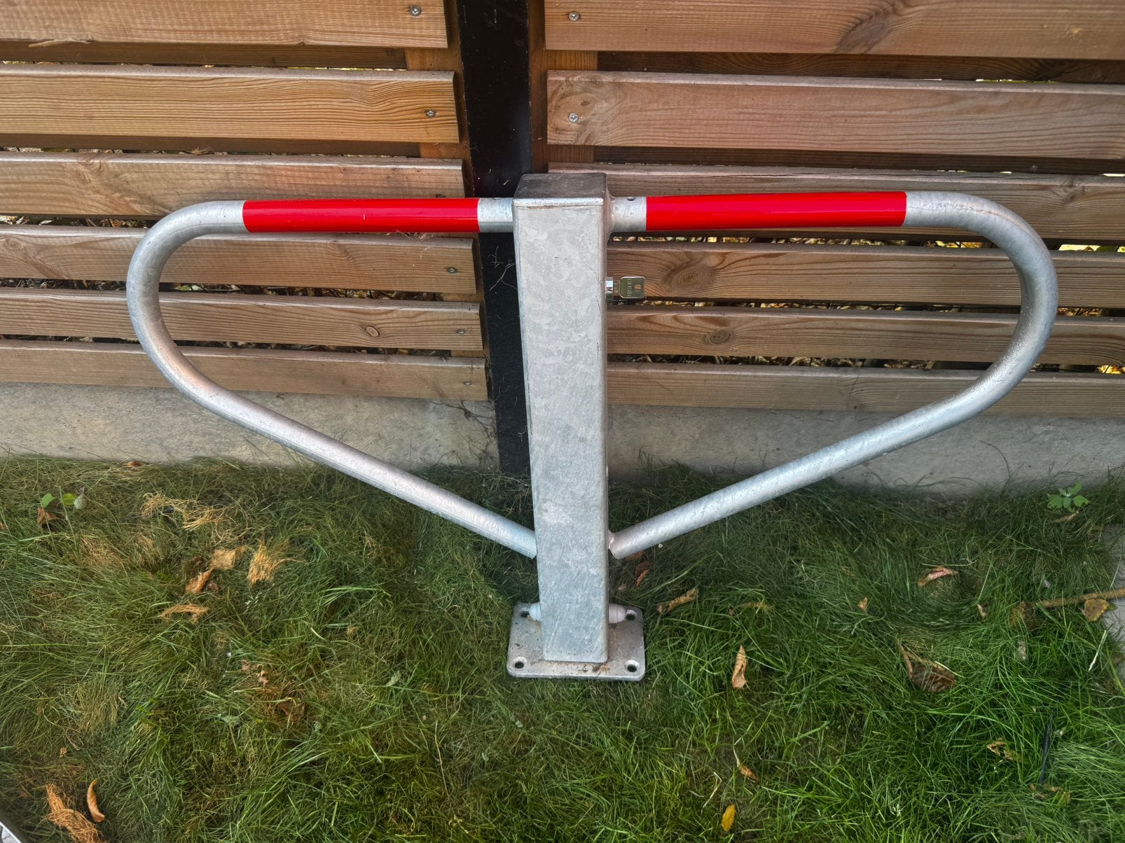 Professionele verzinkte parkeerbeugel met slot, Immo