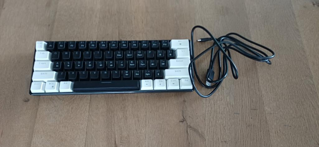 Gaming keyboard v900 HXSJ, Computers en Software, Toetsenborden, Ophalen of Verzenden, Zo goed als nieuw, Qwerty, Bedraad