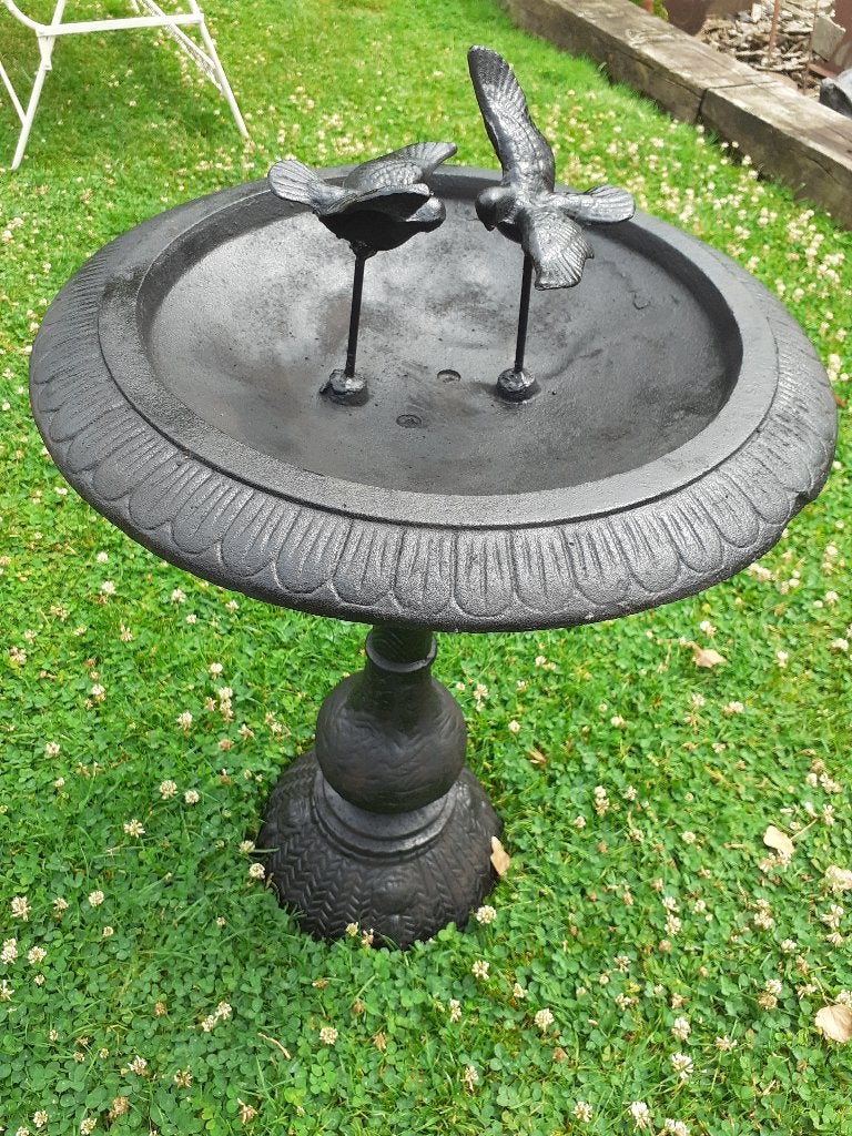 GRAND BAIN D'OISEAUX EN FONTE PATINEE, Enlèvement, Comme neuf