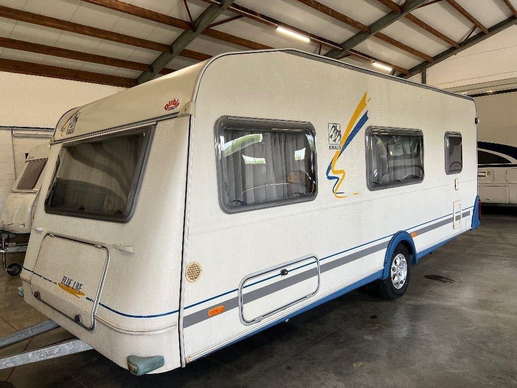 Lit superposé Knaus Blue Line, Caravanes & Camping, Caravanes, Entreprise, jusqu'à 6, 1000 - 1250 kg, Siège de train, Knaus, Lit transversal