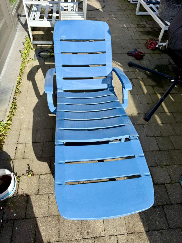 Kunststof Ligstoel – Verstelbaar, Inklapbaar en Wieltjes, Ophalen, Zo goed als nieuw, Kunststof, Inklapbaar