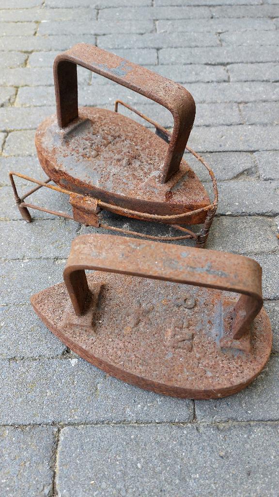 Antieke ijzeren strijkijzers, Ophalen