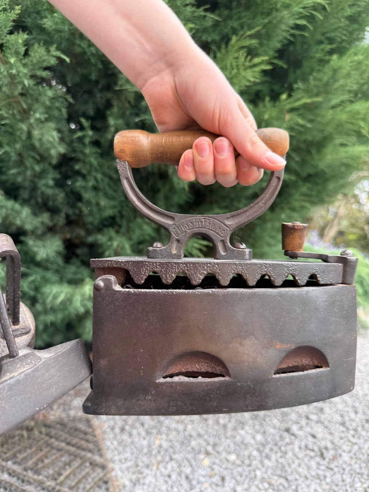 Fer à braise ancien en fonte avec poignée bois, Envoi, Utilisé