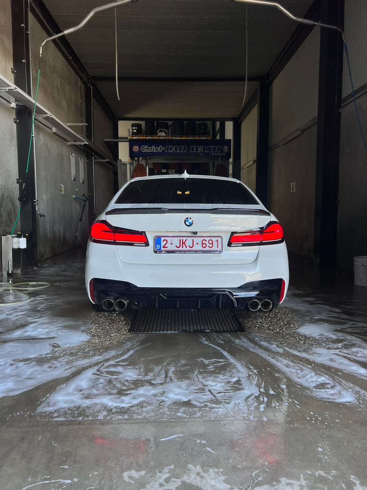 BMW 545e xDrive M Sport LCI | 394 PK | Laserlight | Pano |, Auto's, Automaat, Dealer onderhouden, 2020 kg, Wit