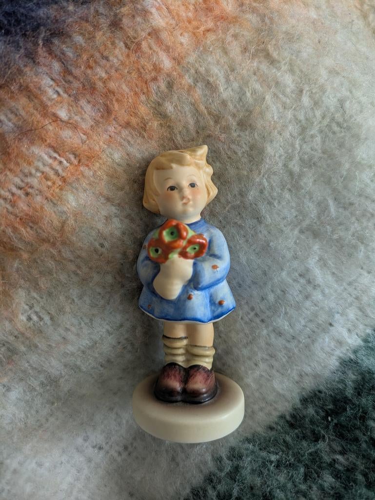 Origineel Goebel Hummel beeldje - "Flower Girl" (239/A), Antiek en Kunst, Antiek | Porselein, Ophalen of Verzenden