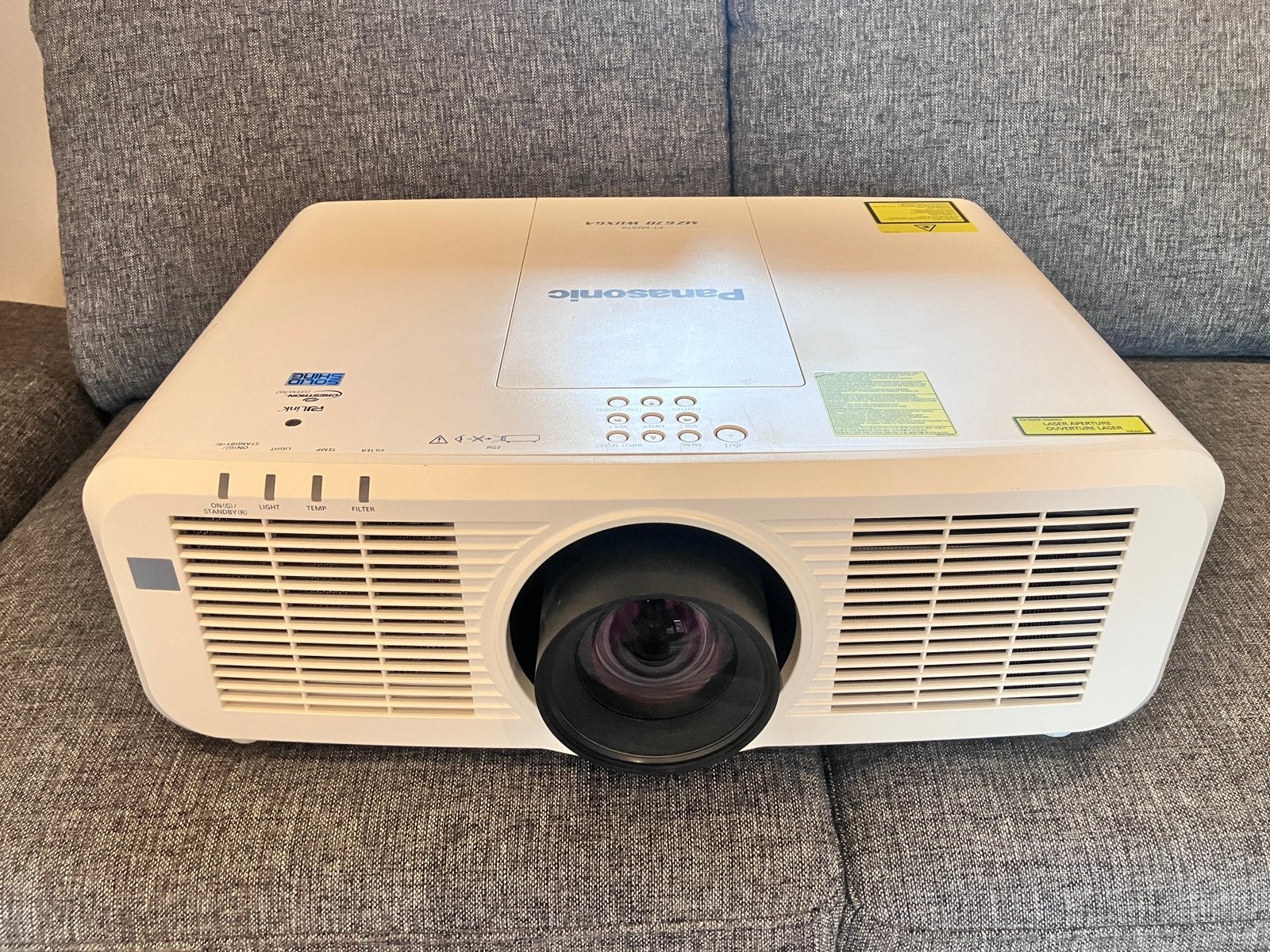 Projecteur laser pro Panasonic PT-MZ670, Enlèvement ou Envoi, Comme neuf