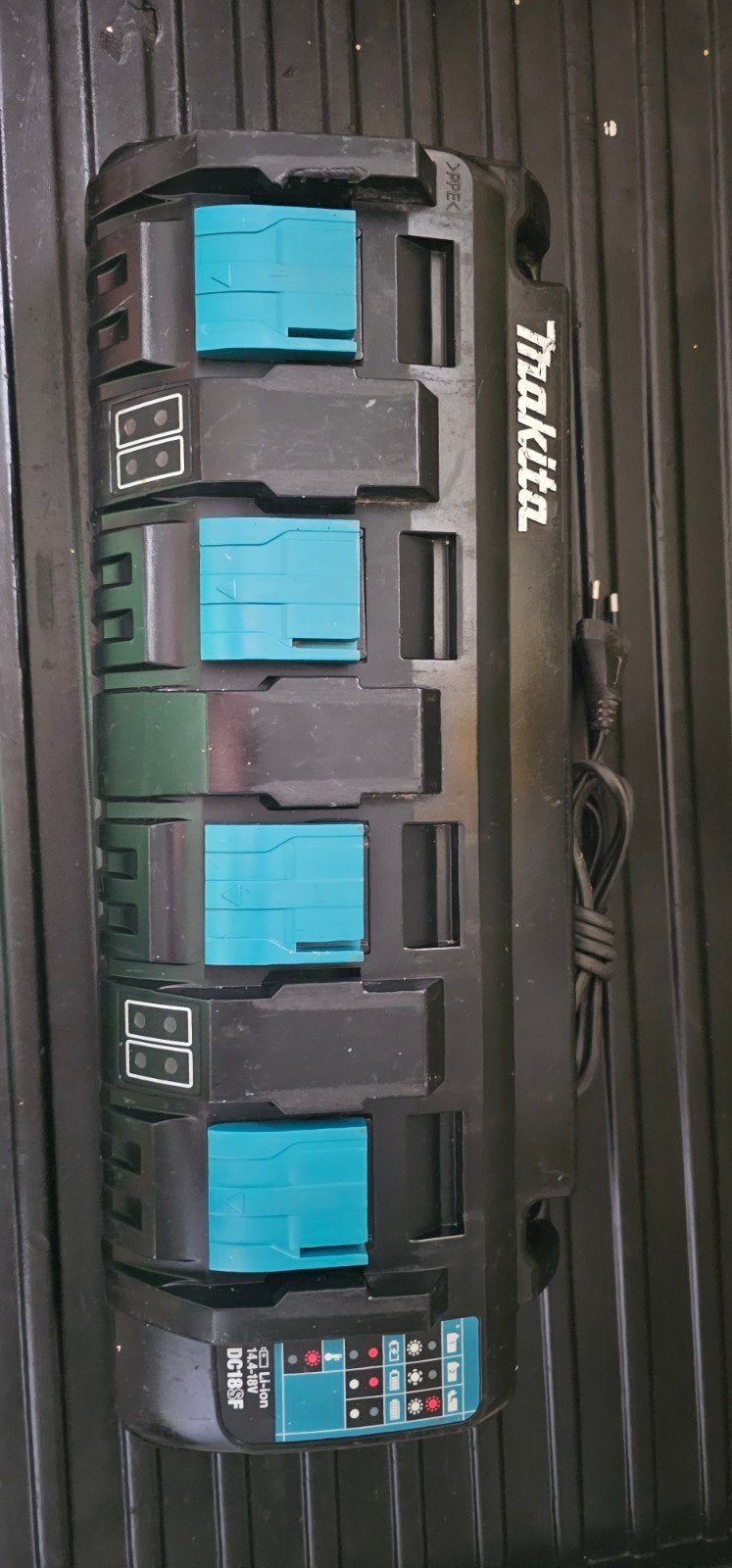Chargeur Makita pour 4 batteries, Bricolage & Construction, Enlèvement, Utilisé