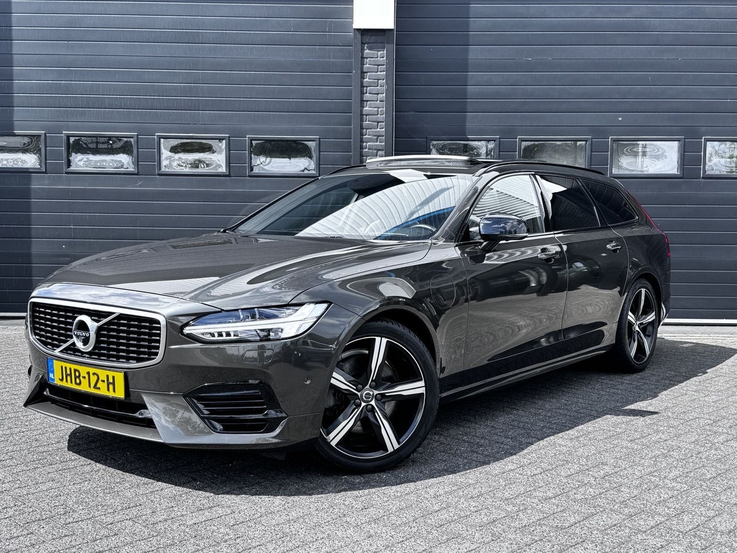 Volvo V90 2.0 T8 AWD R-Design 391PK | Pano | H&K Audio | Hea, Auto's, Automaat, V90, Zwart, Bruin