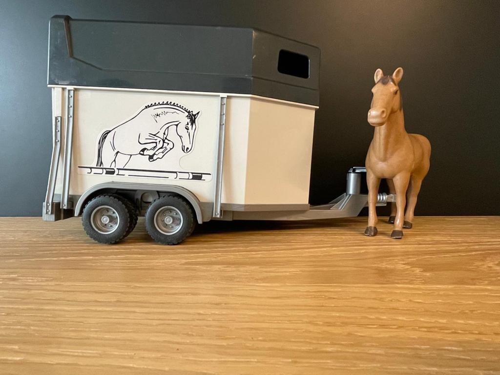 Bruder kar met paard wit, Ophalen
