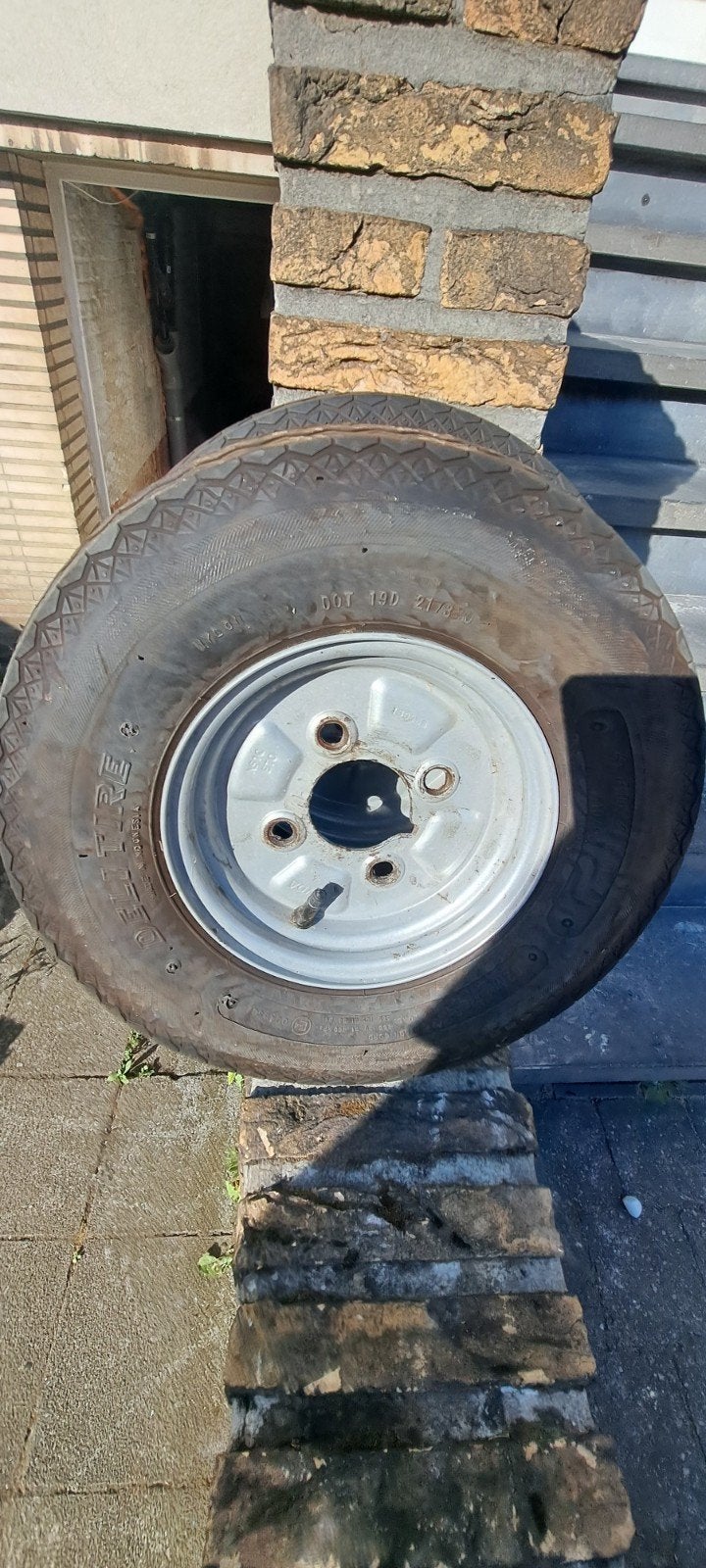 Banden met velgen voor aanhangwagen, Ophalen