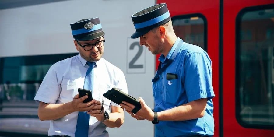 Gezocht: Conducteurspet Belgische spoorwegen, Ophalen of Verzenden, Zo goed als nieuw, Gelijkstroom of Wisselstroom, Overige typen