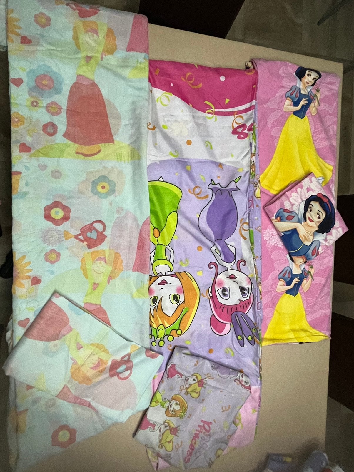 Eenpersoonsbed, hoeslaken en kussensloop, Kinderen en Baby's, Ophalen, Zo goed als nieuw, Meerkleurig, Jongetje of Meisje