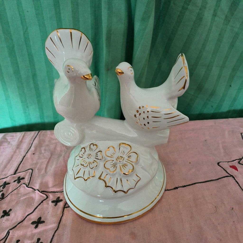 Stenen beeldje van 2 witte/gouden duiven (klein stukje af), Verzamelen, Beelden en Beeldjes, Ophalen of Verzenden, Gebruikt, Dier