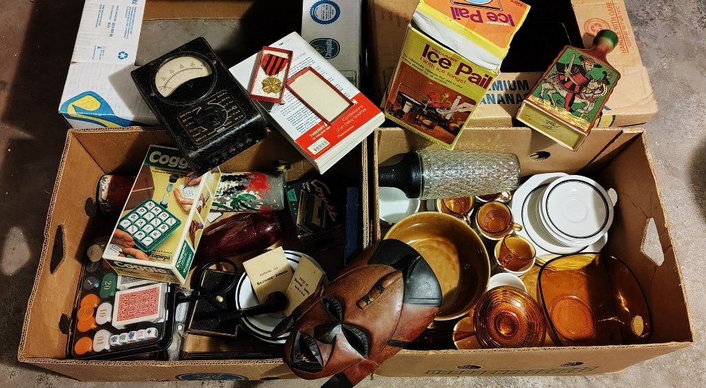 Lot de 2 caisses bananes remplies d'objets de brocante, Diversen, Rommelmarktspullen, Ophalen