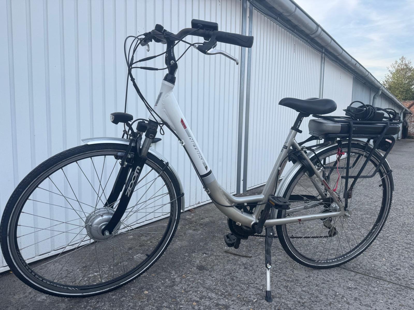 NETBIKE ELEKTRISCHE FIETS MET VOORMOTOR, Ophalen, Zo goed als nieuw