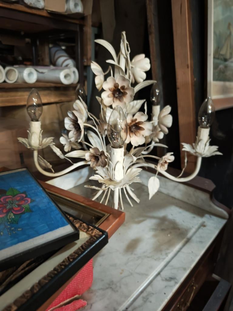 Metalen luster met bloemen, Enlèvement