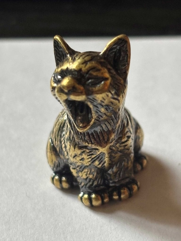 Koperen kattenbeeldje, zittende kat geeuwt., Ophalen of Verzenden, Nieuw, Dier