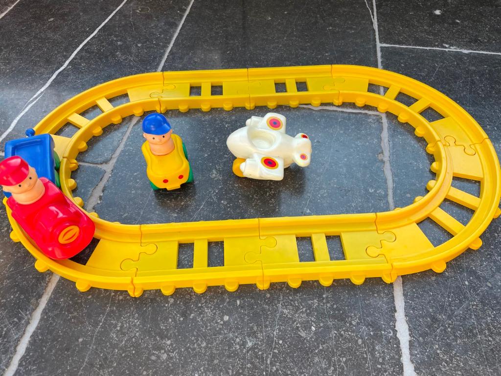treinspoor met vliegtuig, auto, trein, Ophalen of Verzenden