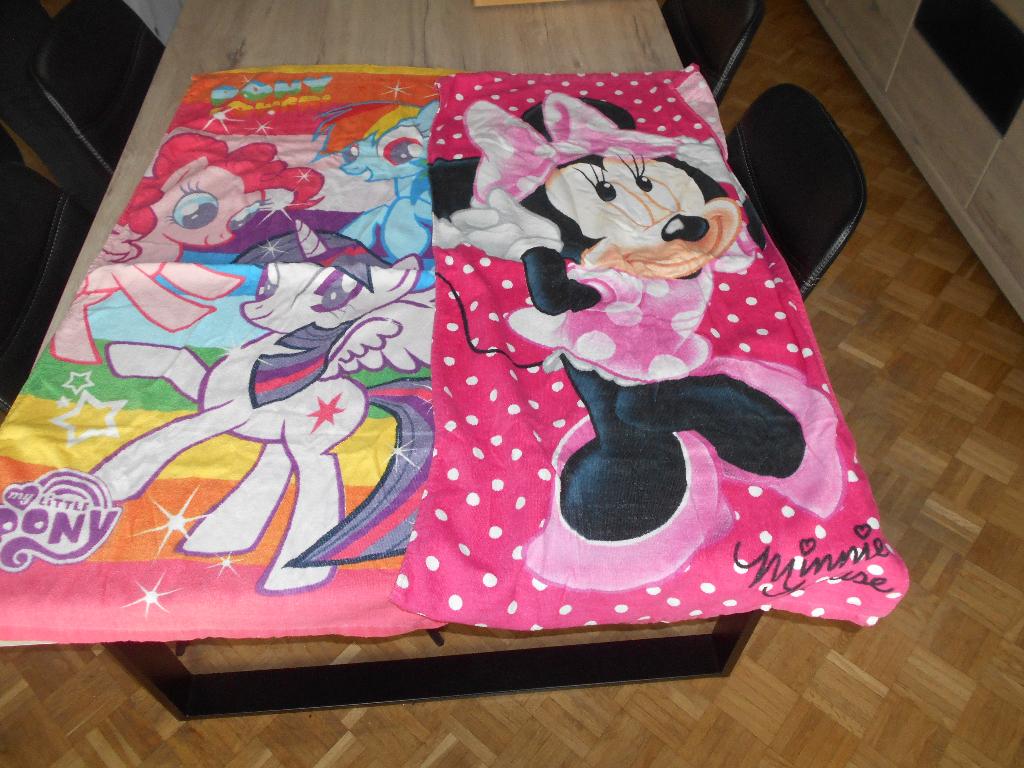 2 x strandhanddoeken minnie en my little pony, Kinderen en Baby's, Kinderkleding | Kinder-zwemkleding, Ophalen of Verzenden, Zo goed als nieuw