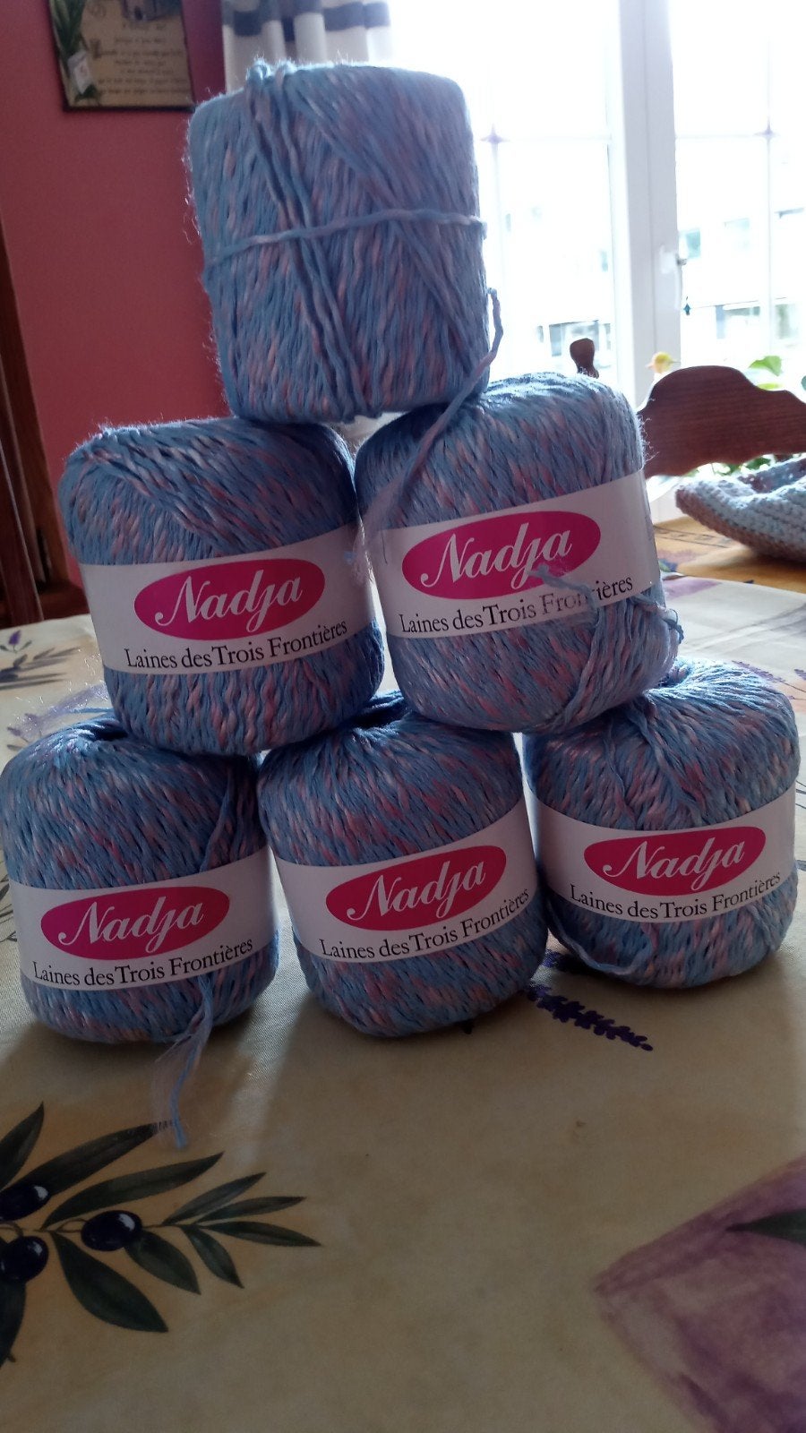 av 5 1/2 boules 50%coton 12%viscose et 38%  polyamide d, Enlèvement ou Envoi, Comme neuf, Tricot ou Crochet, Autres types