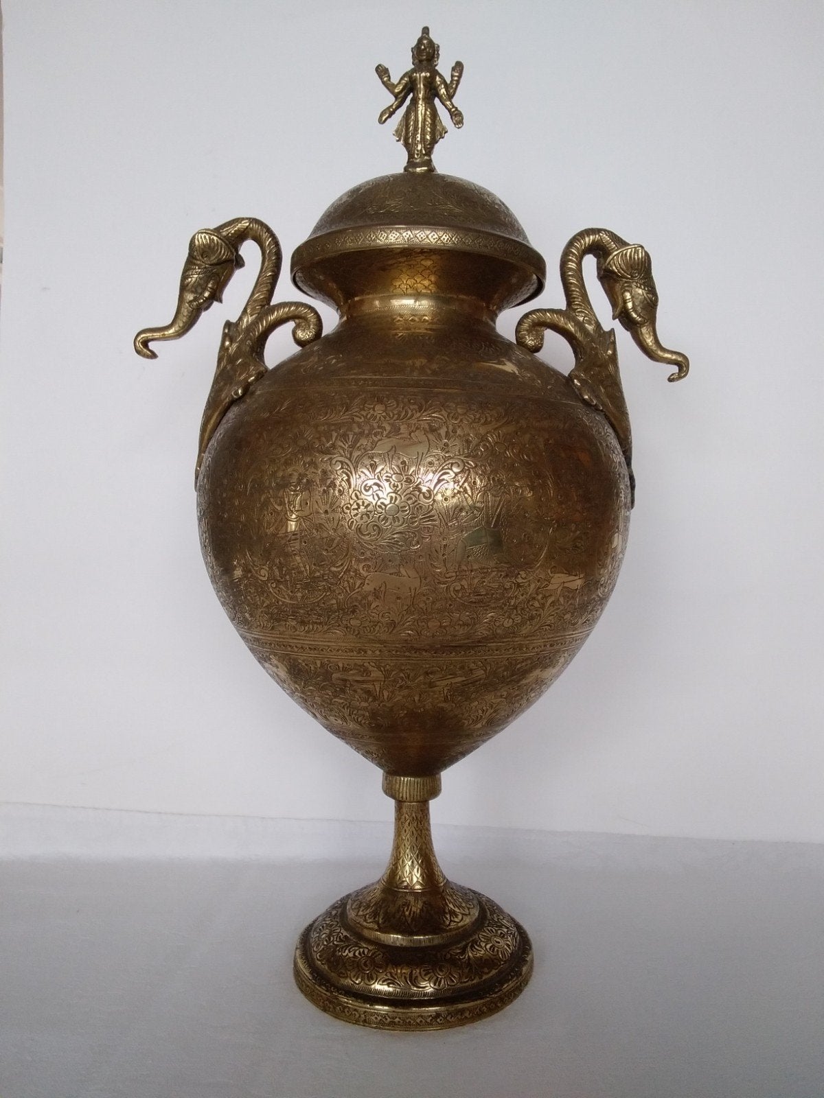 Antieke Indische urne, Enlèvement