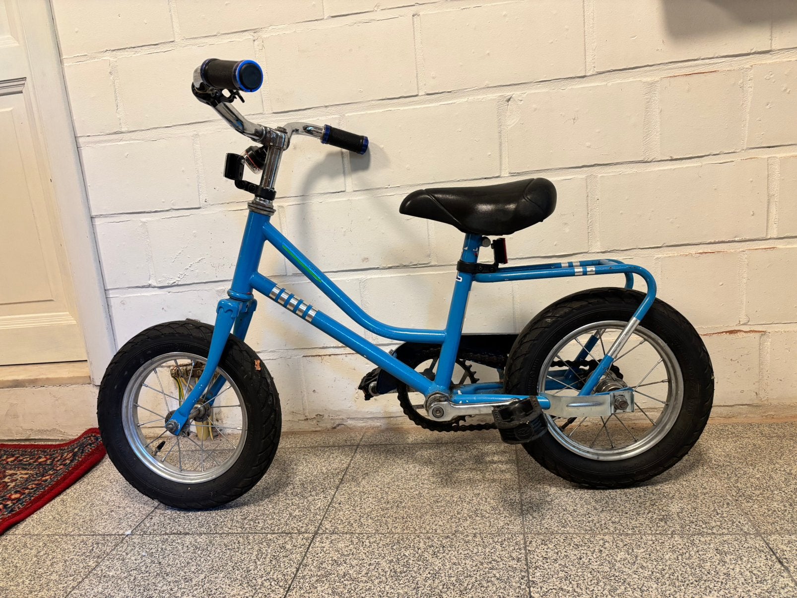 Retro kinderfiets 12 inch met zijwielen, Fietsen en Brommers, Ophalen, Terugtraprem, Zijwieltjes, Gebruikt