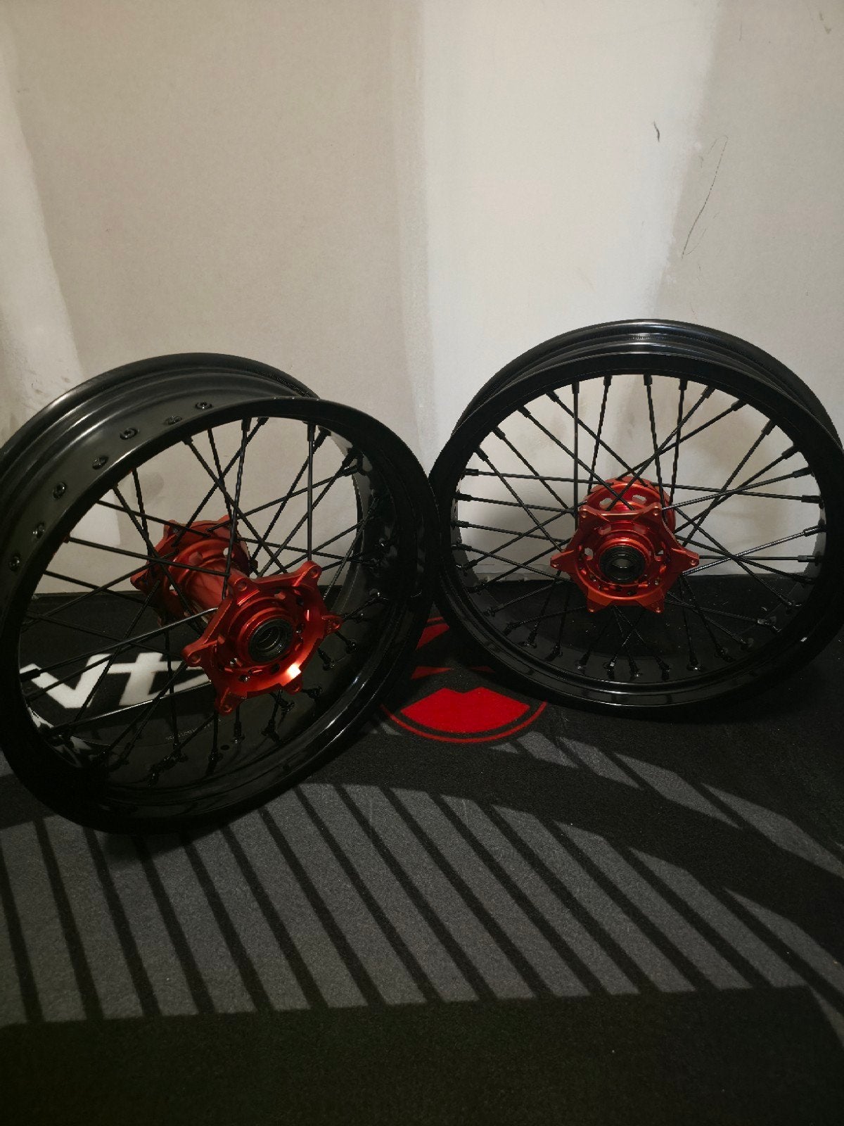 Supermoto spaakwielset – rode naven / zwarte velgen, Motoren, Ophalen of Verzenden