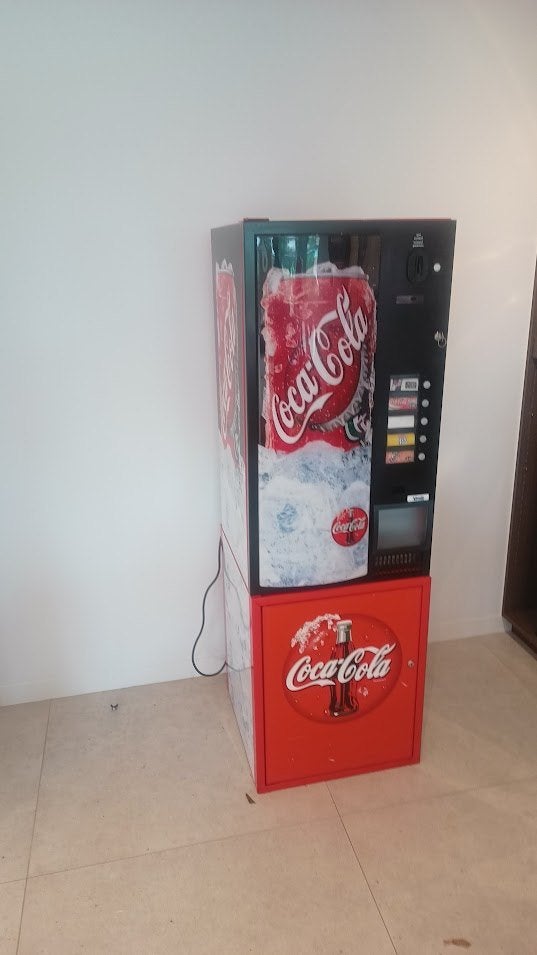 coca cola frisdrankautomaat, Ophalen