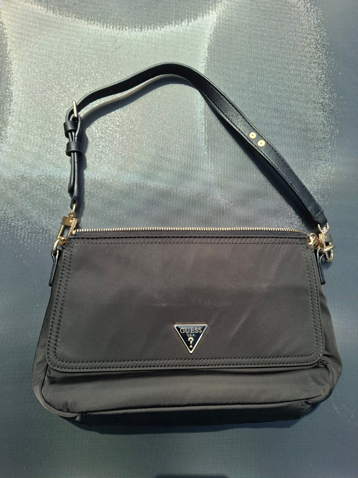 Handtas Guess, Ophalen