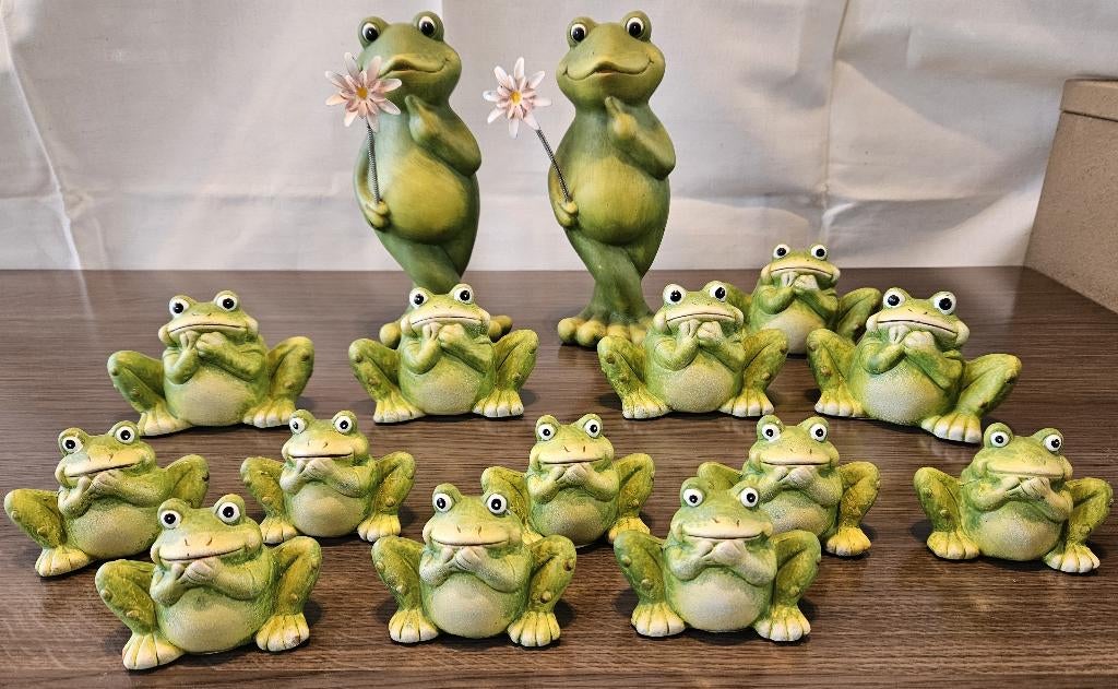 Kikkers. 15 stuks en 2 glanzend afgewerkte kikkers., Verzamelen, Dierenverzamelingen, Zo goed als nieuw, Beeldje of Figuurtje