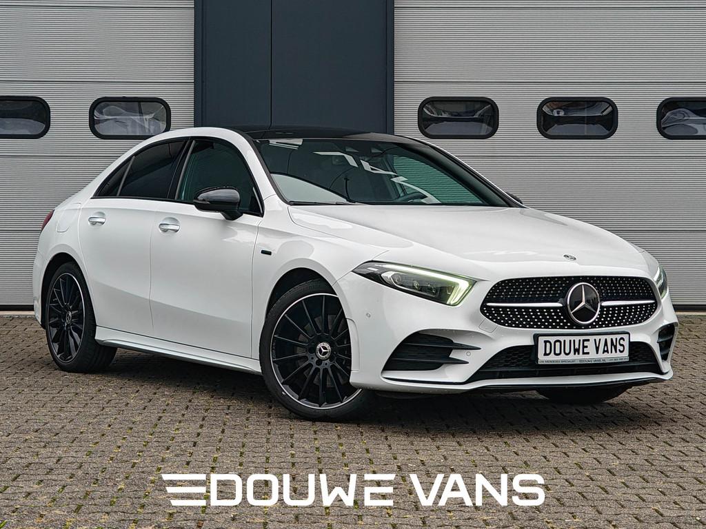 Mercedes-Benz A-Klasse 250e Sedan AMG Panorama Memory Night, Auto's, 4 deurs, Gebruikt, 4 cilinders, Leder en Stof