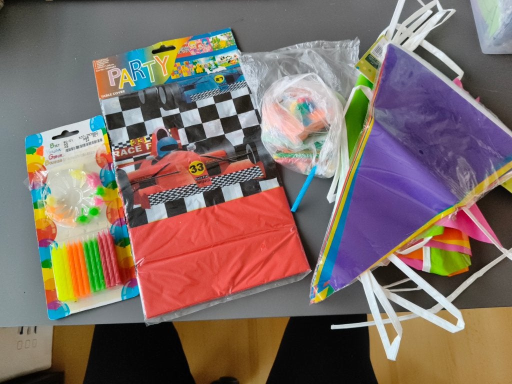 Verjaardagsetje(slingers/ kaarsjes en kleed), Ophalen of Verzenden, Zo goed als nieuw