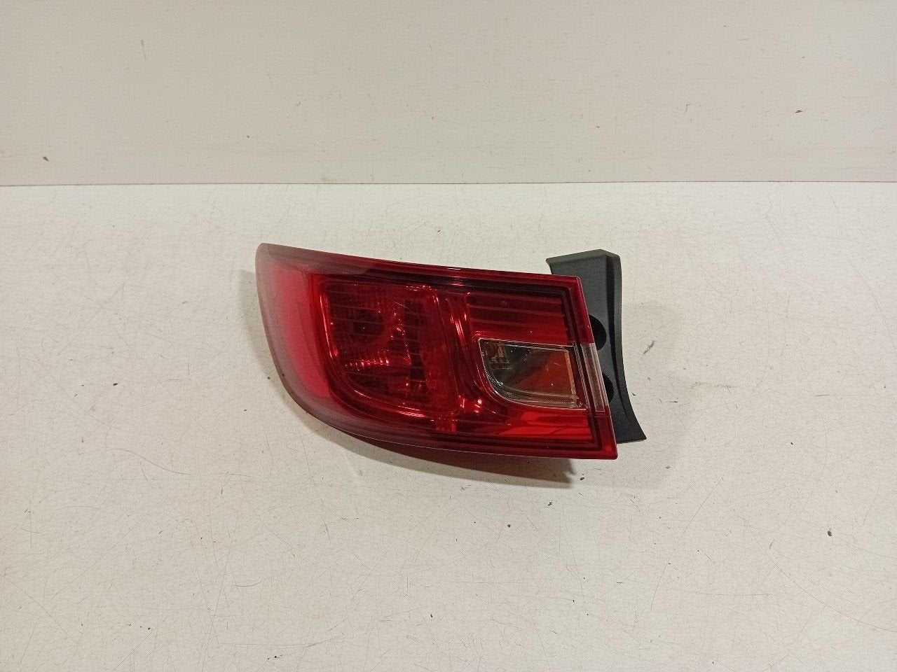 Achterlicht links buiten Renault Clio, Onderdelen@venauto.nl, Van der Ven Autorecycling B.V., Ettenseweg 76, 4706 PB Roosendaal, The Netherlands