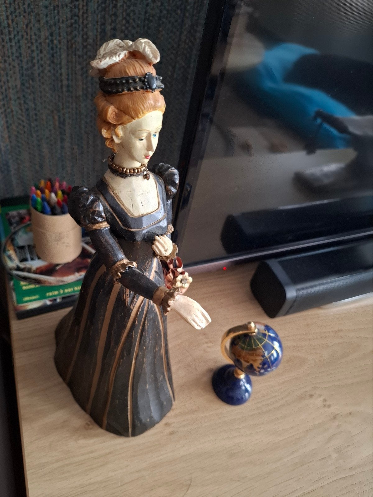 zeer fijne  houten afgewerkte hiouten dame, Ophalen