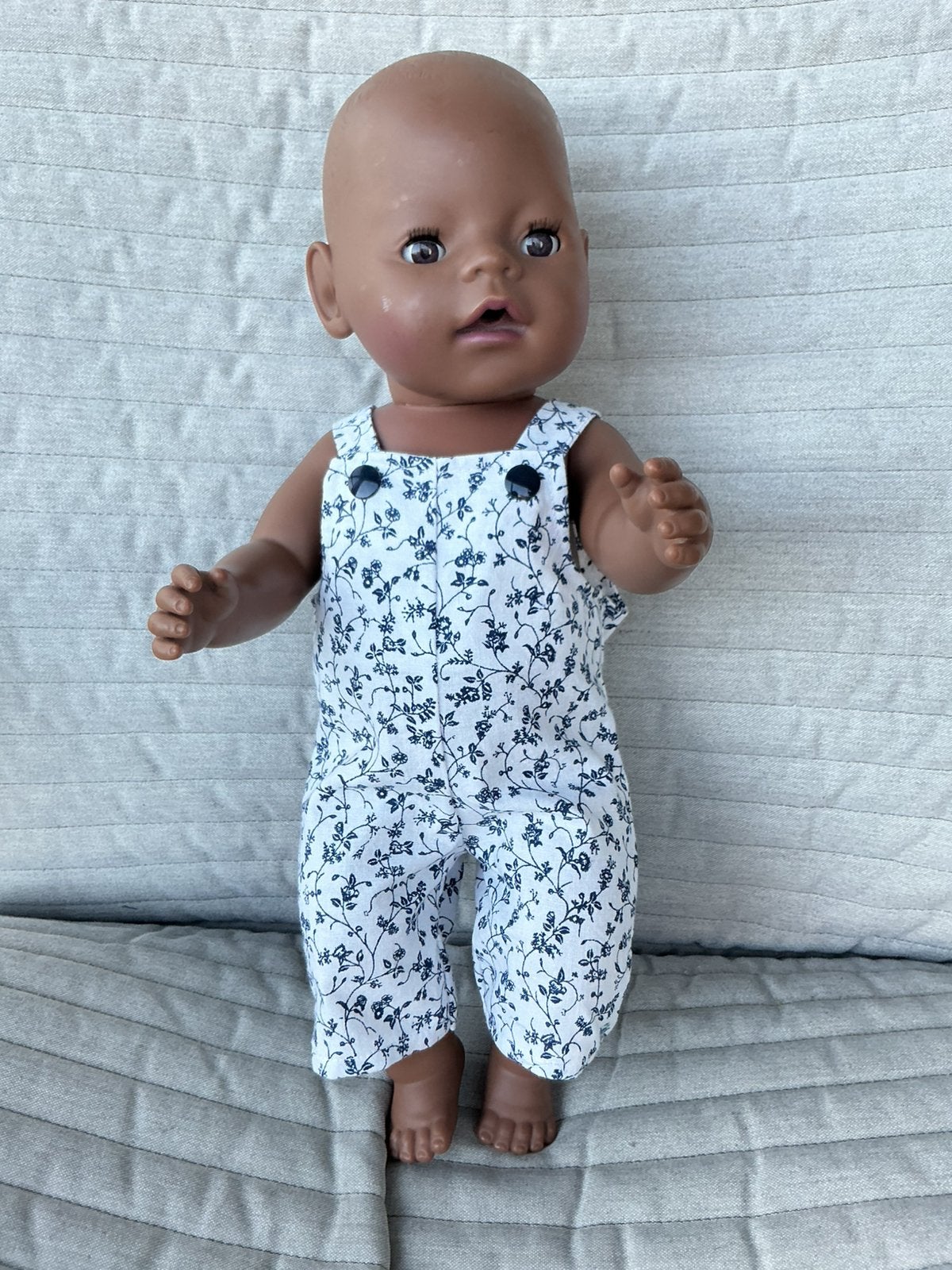 147. Babyborn: Nieuwe gebloemde salopette, Kinderen en Baby's, Ophalen of Verzenden, Nieuw, Babypop