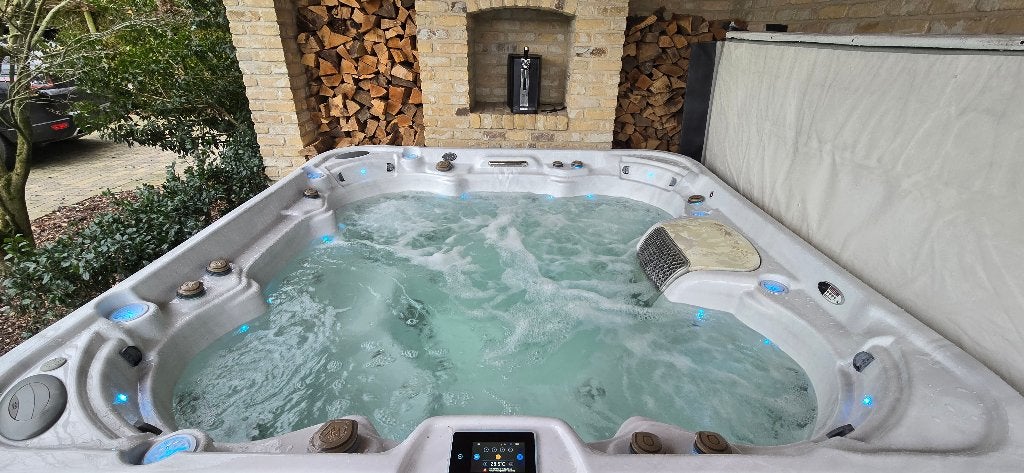 Jacuzzi - Wellis Elbrus 230 Premium (7 zitplaatsen), Ophalen, Gebruikt, Afdekzeil, Vast
