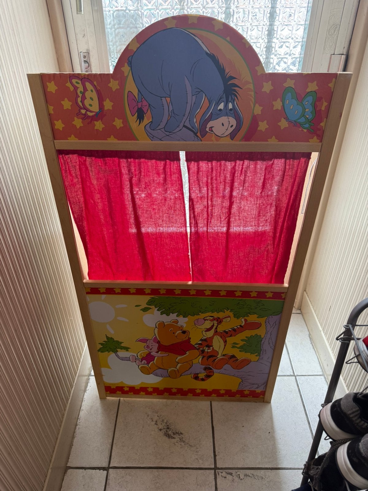 houten poppenkast met Winnie de Poeh-thema en rode gordijnen, Ophalen of Verzenden