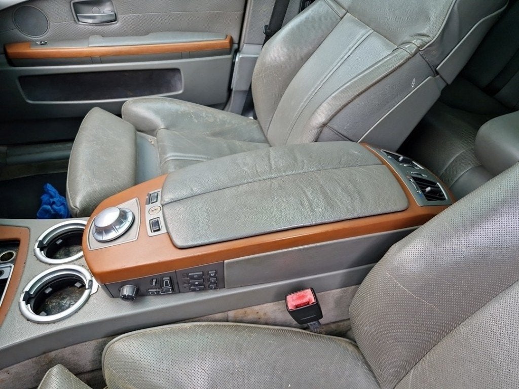 ACCOUDOIR CENTRAL BMW 7 serie (E65 / E66 / E67), Utilisé, BMW, Petuelring 130
80809  München, DE, Bayerische Motoren Werke AG