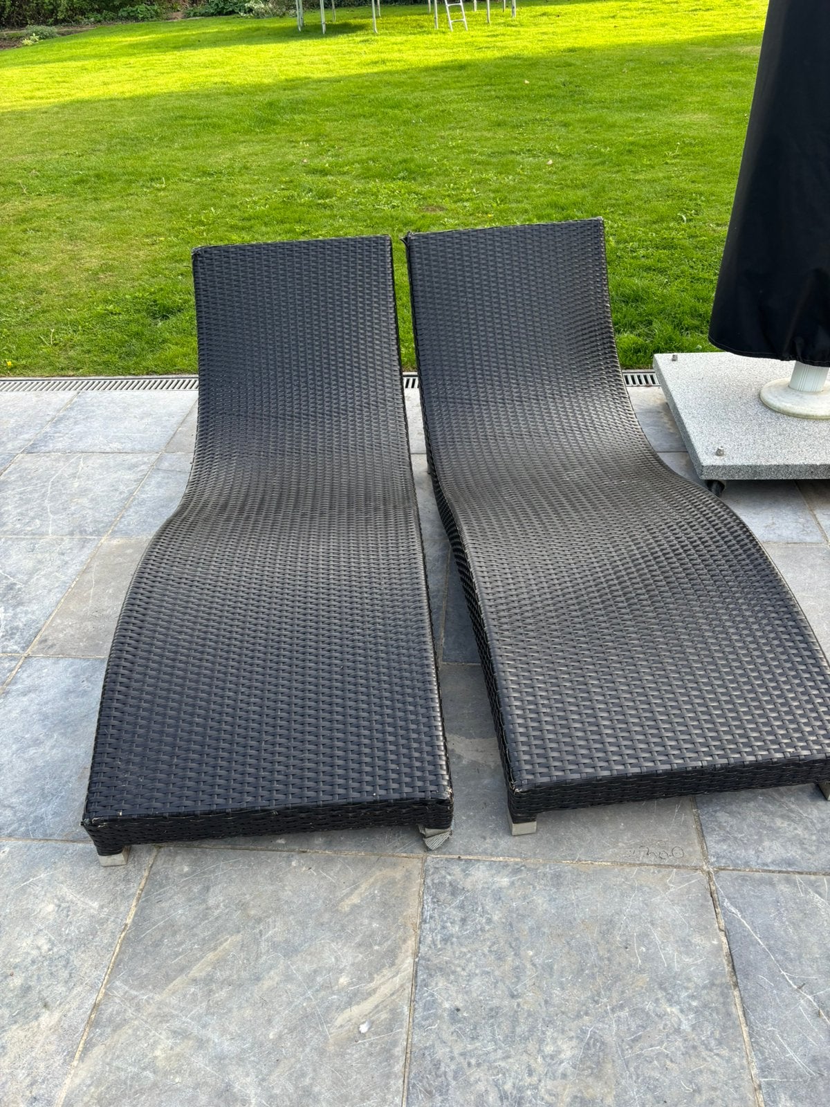 Gratis 2 donkerbruine wicker ligbedden met wat schade, Tuin en Terras, Ophalen, Gebruikt, Wicker
