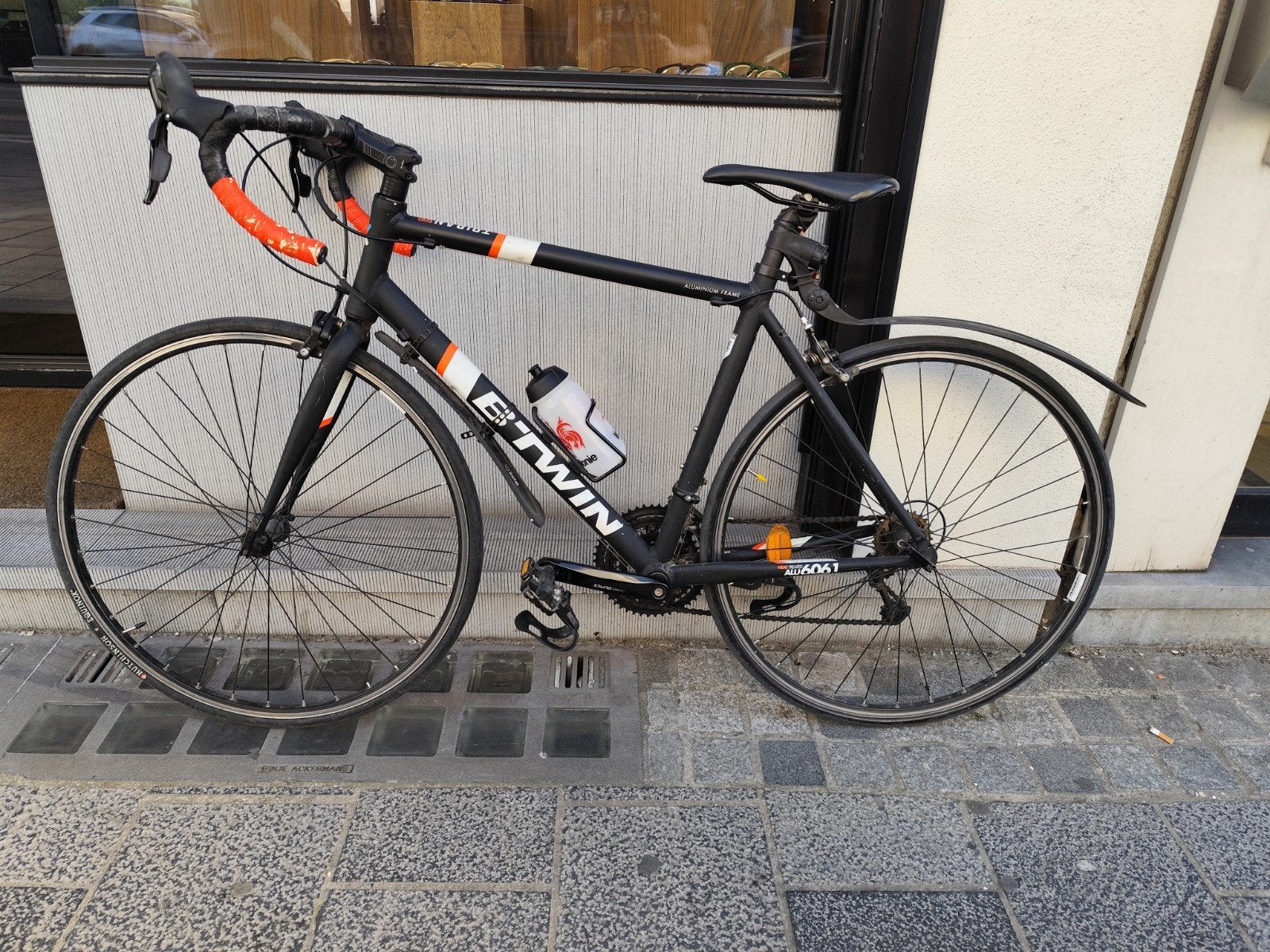 Btwin Triban-fiets in goede staat, Fietsen en Brommers, Fietsen | Racefietsen, Ophalen