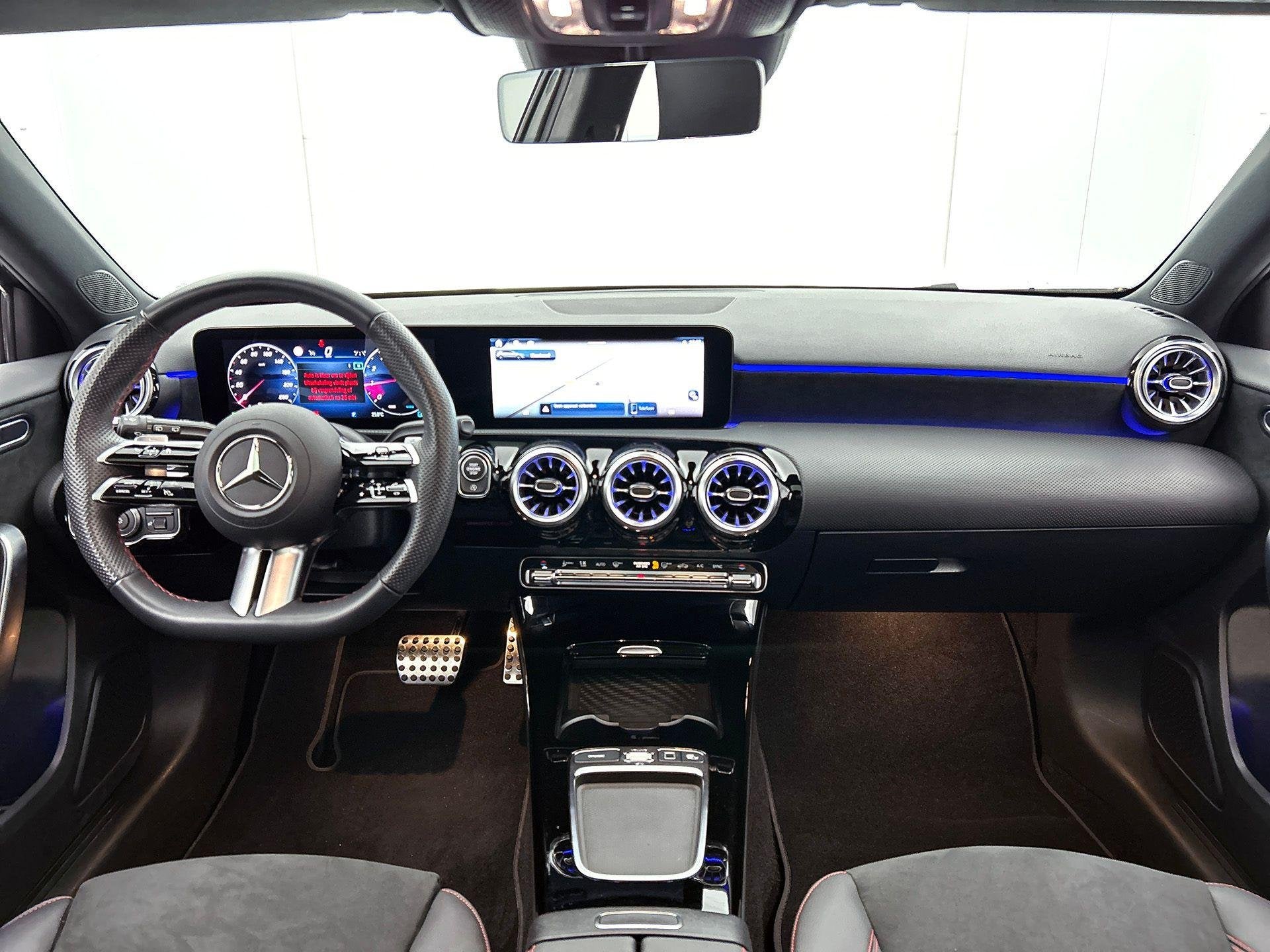 Mercedes-Benz A-Klasse 180 Hatchback AMG Line | Panoramisch, Auto's, Mercedes-Benz, Dealer onderhouden, Stof, Zwart, 4 cilinders