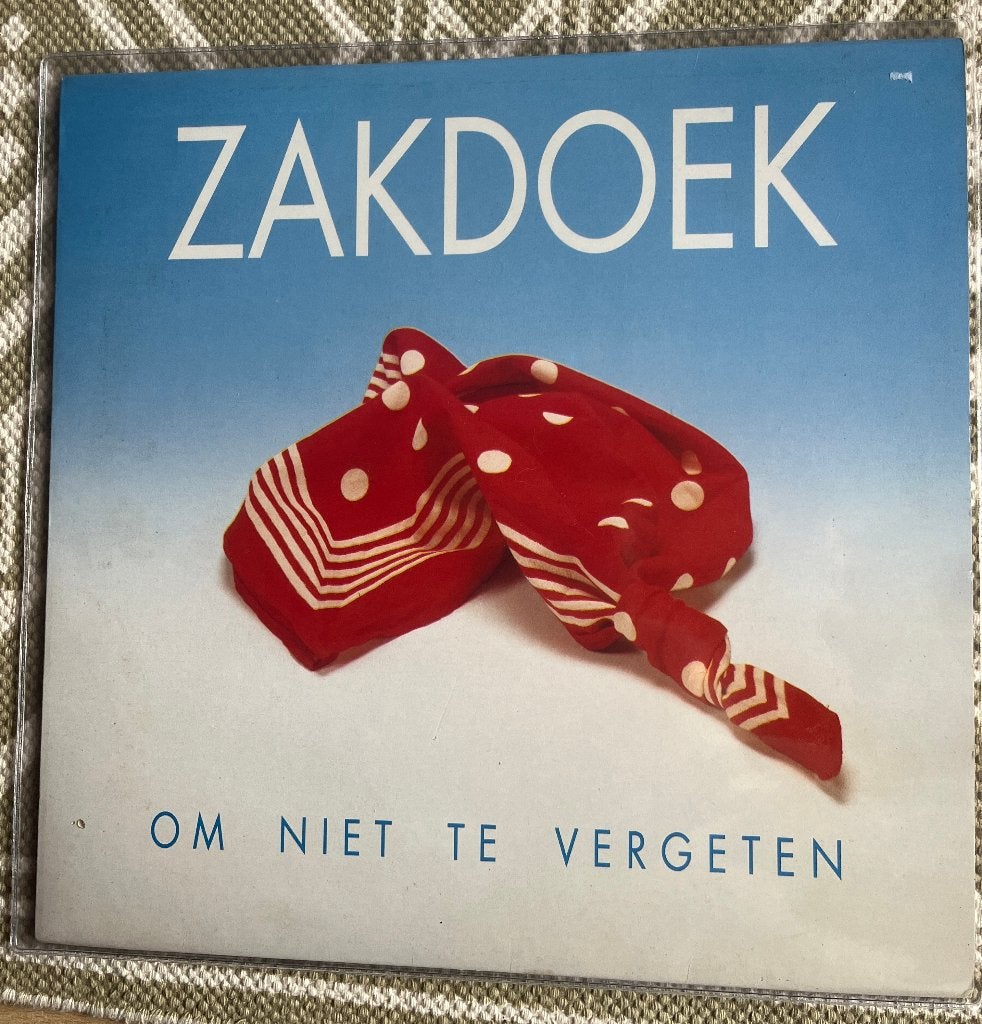 Zakdoek - Om niet te vergeten (gesigneerd), Gesigneerd, Ophalen of Verzenden, Gebruikt, LP