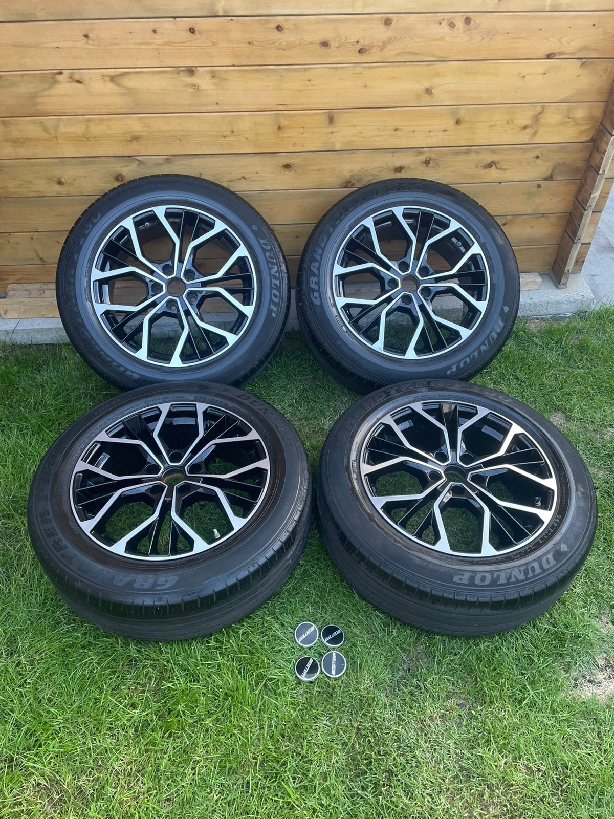 5x114,3 velgen 18 inch met banden 225 60 18 / zwarte velgen, Ophalen, Zo goed als nieuw
