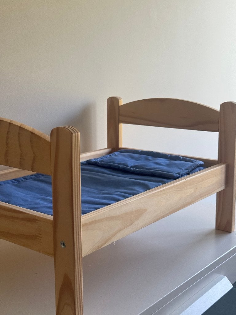 Lit de poupée en bois IKEA Duktig avec matelas et couverture, Kinderen en Baby's, Ophalen of Verzenden, Zo goed als nieuw, Overige typen