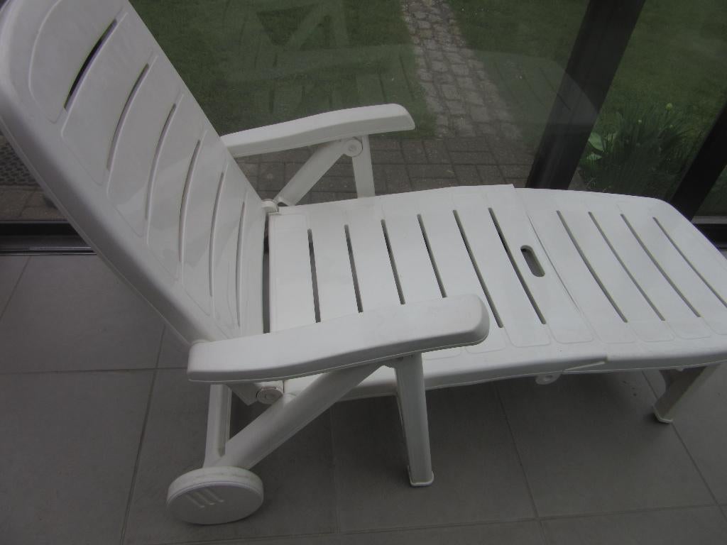 Ligbed ligzetel witte kunststof in goede staat, Ophalen, Kunststof, Verstelbaar