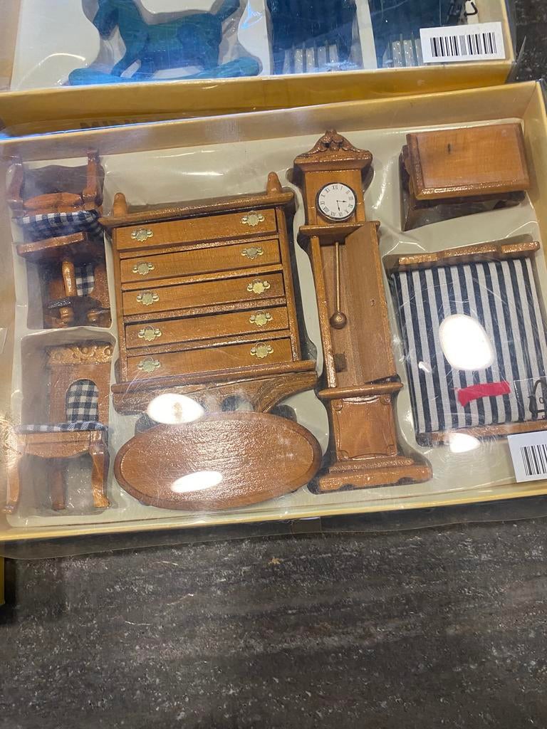 Houten miniatuurmeubeltjes, Verzamelen, Ophalen, Zo goed als nieuw, Poppenhuis