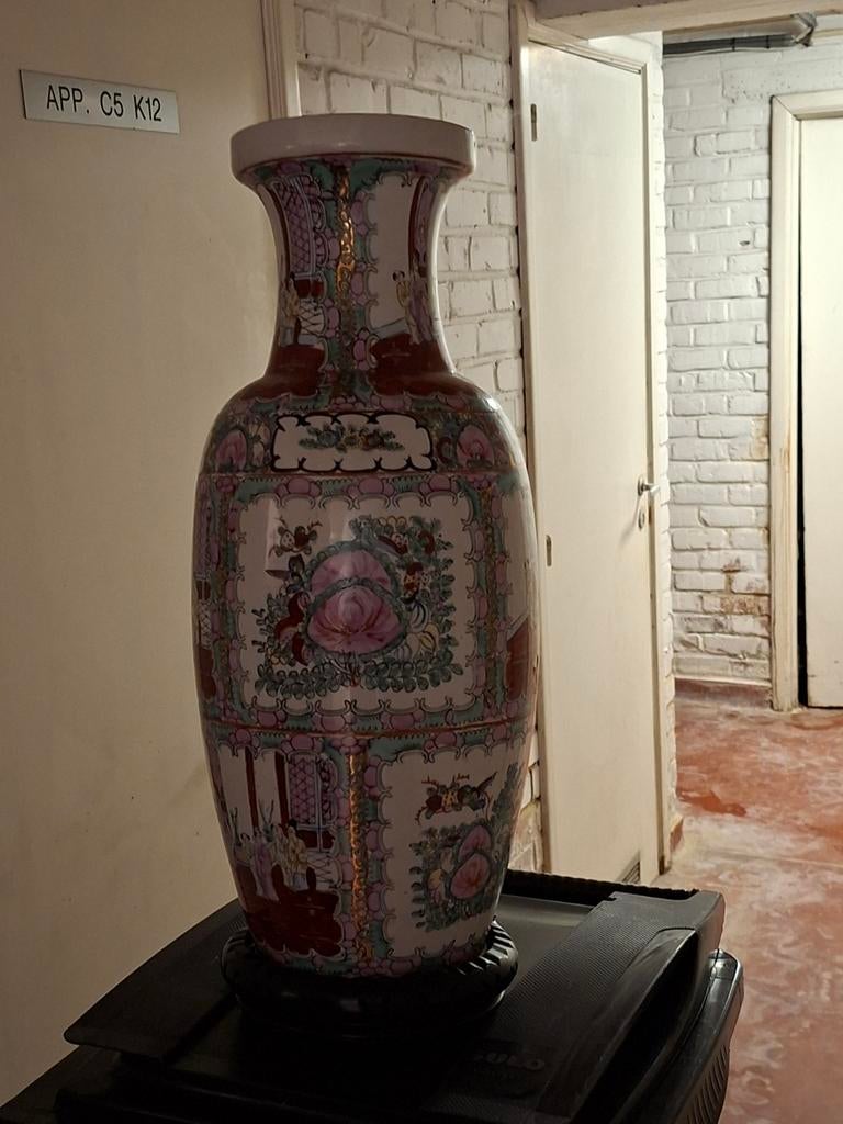 Vaas van 80 cm hoogte.  Mooi werk en reeds zeer lang in fami, Ophalen of Verzenden